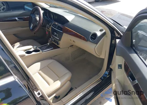 2013 Mercedes-Benz C 300 Luxury 4Matic/Sport 4Matic z USA, uszkodzony, nr VIN WDDGF8AB6DR250572